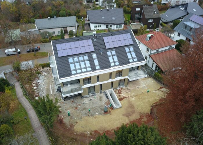 Haus in der Bauphase mit neuem Dach, Dachfenstern und Solaranlage