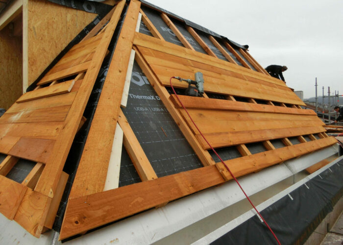 Haus, das mit einem neuen Holzdach gebaut wird