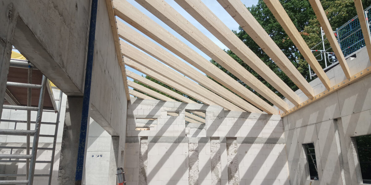 Holzbalken, die neues Dach formen sollen